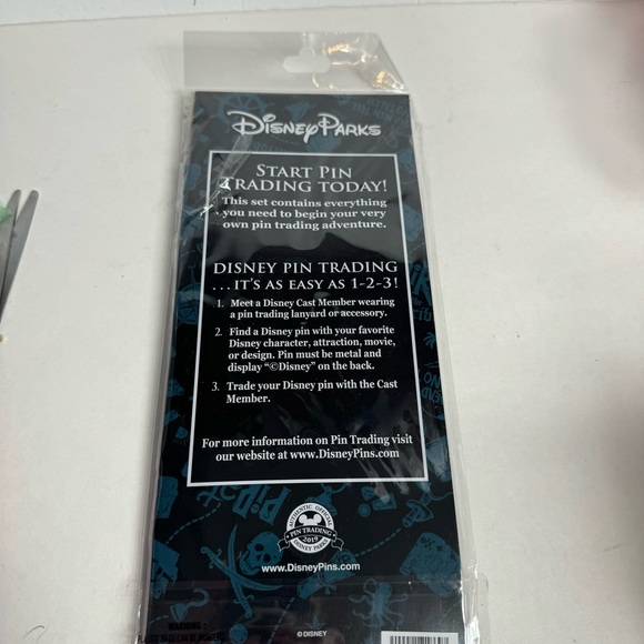 NWT. Disney pin set. Pirates Of The Caribbean Starter Set. 4 Pins of pirates - Picture 13 of 13